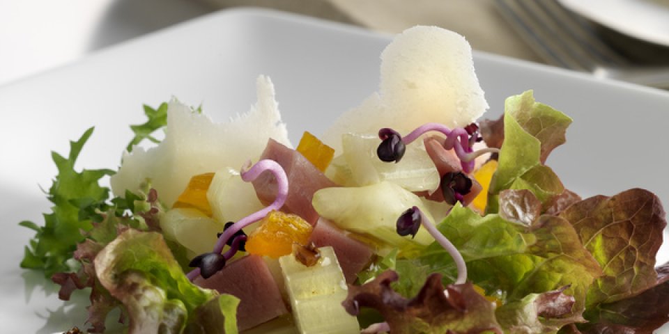 Salade multicolore au céleri en branche, jambon, fromage et vinaigrette balsamique