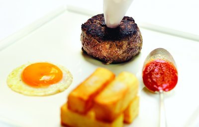 Burger de bœuf « Jockey Club » avec des pommes pont-neuf, un œuf sur le plat et du ketchup maison