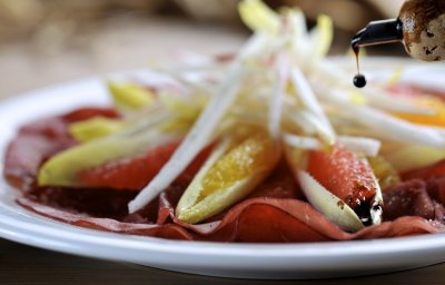 Salade de chicorée rouge avec bresaola, agrumes et vinaigre balsamique