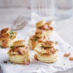 Verschillende bladerdeeghapjes staan op tafel. Ze zijn gevuld met een vol-au-vent op basis van vis, nl steenbolk. 