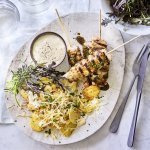 Er staat al een porseleine schotel op tafel, een ei-vormige schaal. Gevuld met de brochettes van kalf, gebakken aardappelen en een potje met de truffelmayonaise.