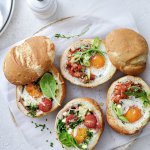 Gevulde broodjes met een eitje erin, staan op tafel te blinken! We maakte een versie met gekookte ham, courgette en tomaatjes. En onze tweede is er eentje met pittige tomatensalsa en rucola, heerlijk!  