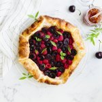 Tartelette aux framboises, cerises et gelée de groseilles à maquereau