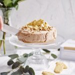 Een heerlijke no-bake taart die niemand koud laat. De cheesecake staat op een hoge taartenschaal en wordt aangesneden. De kaastaart is er eentje met chocolade, Antwerpse handjes en Maltesers. Heerlijk lekker met andere woorden. 