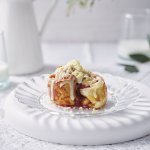 Mini kaneelbroodje met rood fruit zoals aardbei en framboos. Zomer in je broodje afgewerkt met gesmolten witte chocolade. Een tussendoortje om vingers en duimen van af te likken.