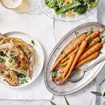 Hedendaags recept met konijn? Check. De bouten worden gepresenteerd met gegrilde wortellen uit de oven en een parelcouscoussalade die rijk is aangevuld met groenten. 