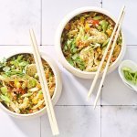 Twee kommetjes staan op het aanrecht. Wij maakten een op-en-top Belgische variant op de Nasi goreng, nl eentje met bloemkoolrijst, paprika, erwtjes en kip van bij ons. 