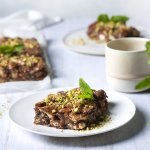 Een chocoladetaart die zelf niet in de oven moet, top! Ze werd al aangesneden en gepresenteerd op twee dessertbordjes met koffie. Tijd voor een vieruurtje. 