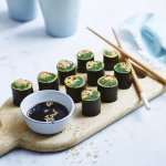 Sushis aux crevettes et à l'omelette