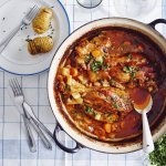 Een heerlijke dutch oven vanop de BBQ staat op de tafel klaar om uit te scheppen en te smullen. Wij serveren hem met hasselback potato's en gremolata.