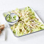 Een heerlijke Waldorfsalade van selder en groen appel. De frisse zurige vinaigrette zit in een apart potje en het brood in dikke sneden ligt er langs. 