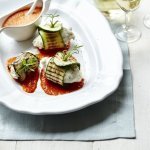 Rouleaux de bar avec courgette et aubergine grillées, coulis de poivrons