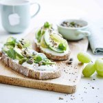 Zuurdesembrood met peer en roomkaas