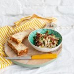 Cake de pommes de terre au jambon Ganda, salade de chicons et mâche