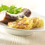 Rösti de pommes de terre et saucisse de campagne