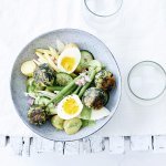 Salade de pommes de terre aux boulettes d’épinards