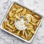 Quartiers de pommes de terre et sauce fraiche