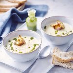 Soupe de topinambours, huile aux herbes et chips