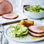 Rôti ardennais à la sauce moutarde et à la Vieille Gueuze, croquettes et salade de pomme et concombre