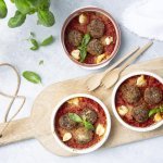 Boulettes de poulet et pesto en sauce tomate