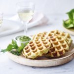 Gaufre feuilletée au fromage et pesto au chou vert