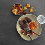 Boudin noir et lard en brochettes, chutney de tomates 