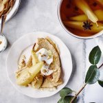 Crêpes de sarrasin à la poire pochée et au fromage blanc