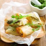 Brick de pommes de terre, tapenade et pesto de roquette