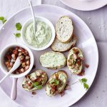 Bruschetta à la tomate et coriandre et sauce au yaourt et à l’avocat