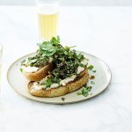 Bruschetta à la crème de haricots blancs et chips de chou frisé