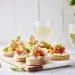 Bruschetta au chèvre et au jambon fumé