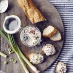 Bruschetta avec une salade de poisson-radis