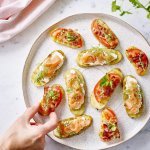 Bruschetta de pomme de terre en 2 garnitures différentes