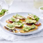 Bruschetta de patate douce au Berloumi, sauce à la roquette