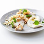 Ceviche van zeetong met drie structuren van bloemkool