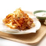 Chips de panais à la sauce au chou-fleur 