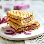 Croques au pastrami, oignons rouges et Passendale