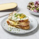 Croque madame au Nazareth Classic et radicchio grillé