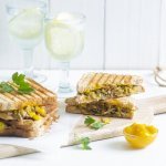 Croque au haché, pickles belges et herbes aromatiques