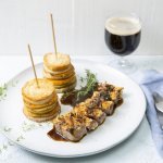 Crumble d’agneau, tourelle de légumes et sauce à la bière