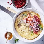 Dutch baby à la pomme, à la poire et aux fruits rouges