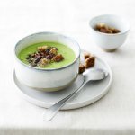 Soupe aux pois et au crumble de boudin noir