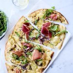 Tarte flambée au brie belge, jambon fumé et roquette