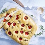 Focaccia aux tomates cerises et au romarin