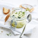 Œuf au four au fromage double-crème, chou kale et thym