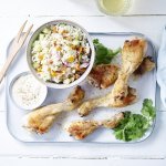 Pilons de poulet grillés et salade de riz fraîche