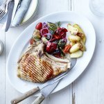 Côtelette de veau grillée accompagnée de légumes grillés et de petites pommes de terre