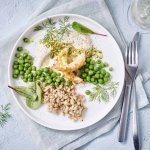 Langoustines grillées au fromage blanc, épeautre et petits pois