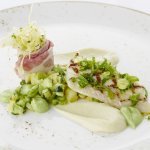 Plie grillée à la choucroute d’été, jambon grillé et crème de chou-fleur