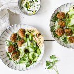 Boulettes d’agneau haché, salade de concombre, yaourt et pain plat